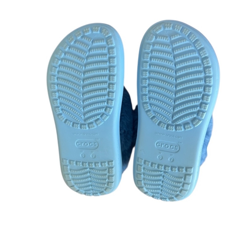 Unisex Crocs Furever Crush clogs in a light blue with a faux-shearling M6/W7 - Picture 9 of 9
